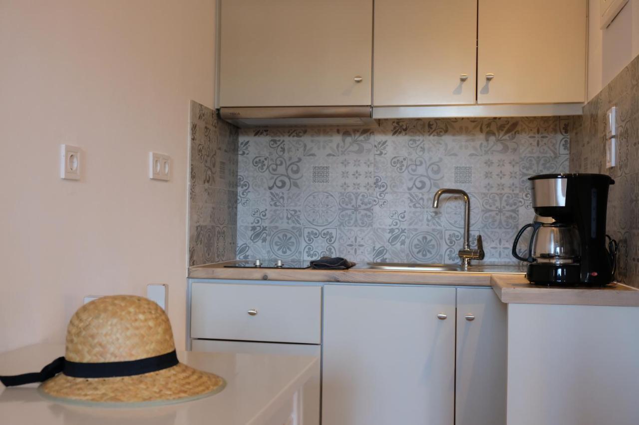 Helen'S Minimal Studios & Apartments Alikí Екстериор снимка
