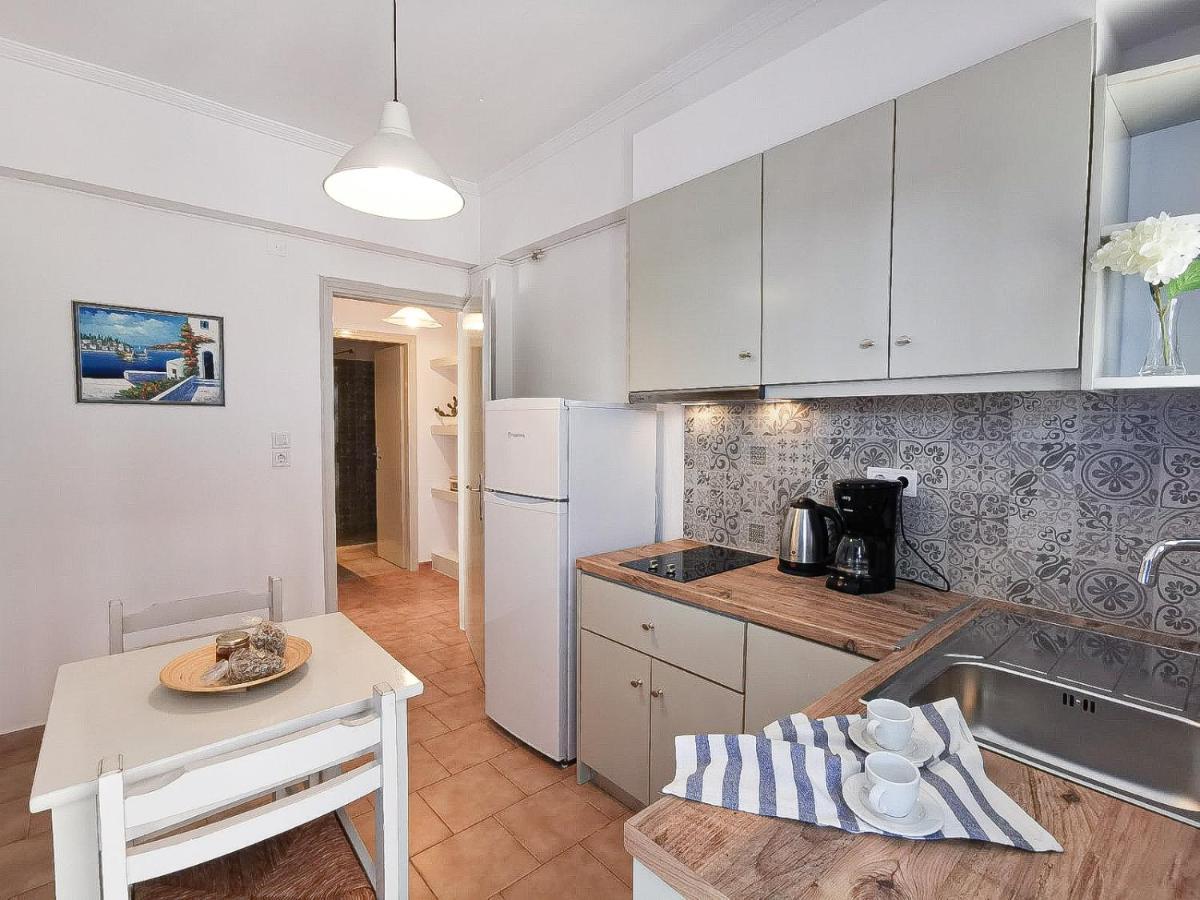 Helen'S Minimal Studios & Apartments Alikí Екстериор снимка