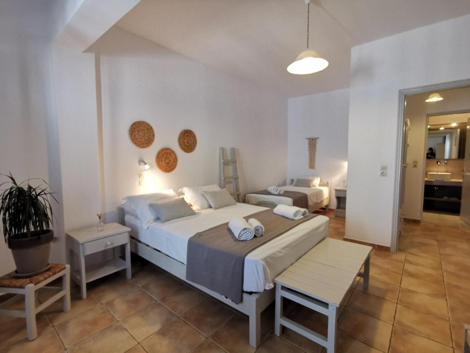 Helen'S Minimal Studios & Apartments Alikí Стая снимка
