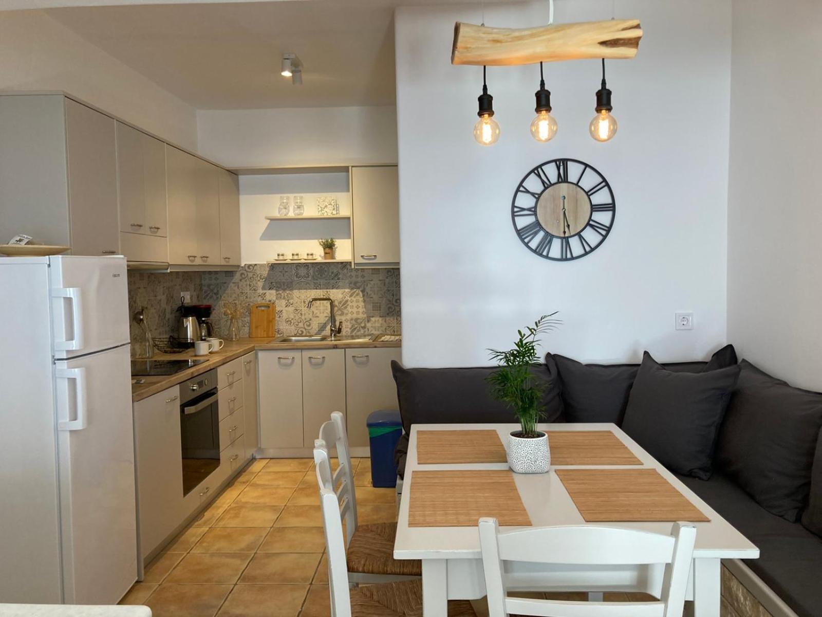 Helen'S Minimal Studios & Apartments Alikí Стая снимка