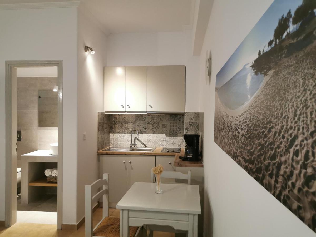 Helen'S Minimal Studios & Apartments Alikí Екстериор снимка